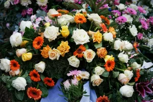 Read more about the article Co wybrać na pogrzeb – wieniec czy wiązankę?